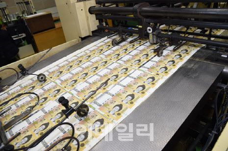 한국조폐공사가 5만원권 신권을 제조하고 있다. 이데일리DB.