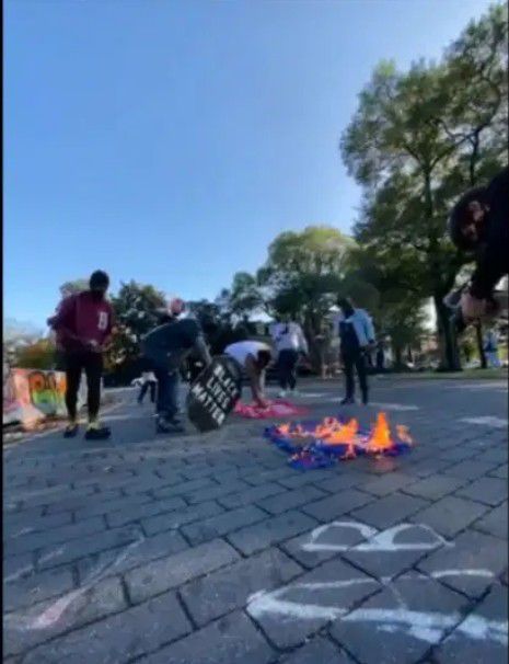 지난 1일 미 버지니아주 리치몬드 로버트 리 장군 동상 인근에서 반트럼프 시위대가 트럼프 대통령의 깃발을 태우는 모습.  /트위터