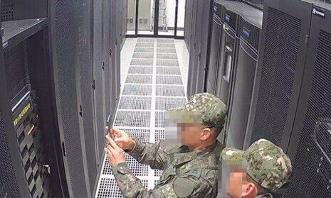 2024년 12월3일 비상계엄이 선포된 직후인 밤 10시33분, 정보사령부 장교 등이 경기도 과천 중앙선관위에 잠입해 전산 서버를 촬영하고 있다. 국회 행정안전위원회 제공