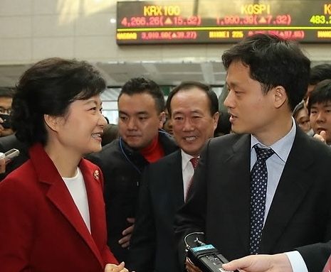 2012년 12월 18일 당시 새누리당 박근혜 후보가 여의도 한국거래소를 방문해 “5년 안에 코스피 3000시대를 꼭 열겠다”고 밝혔다.