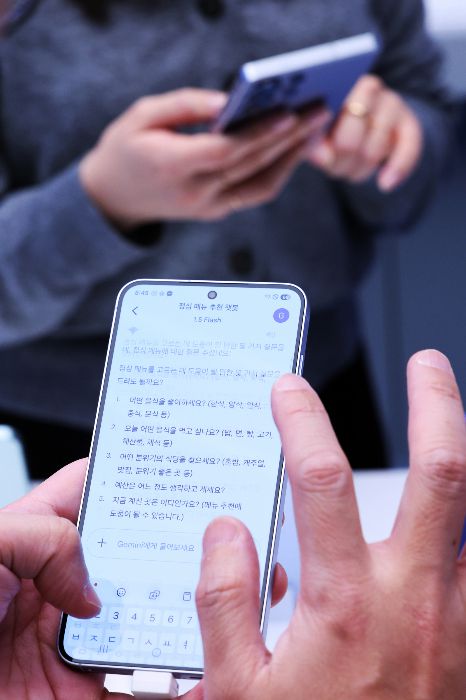 삼성전자 갤럭시 S25 시리즈에 탑재된 구글 AI '제미나이'를 시연하고 있다.  /사진=뉴스1