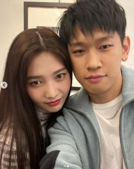 크러쉬와 조이. [사진=크러쉬 인스타그램]