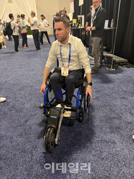 유럽 스타트업 휠무브(Wheel Move) 관계자가 수동 휠체어로 오프로드를 스스로 이동할 수 있도록 돕는 장치 시연을 하고 있다. (사진=김소연 기자)