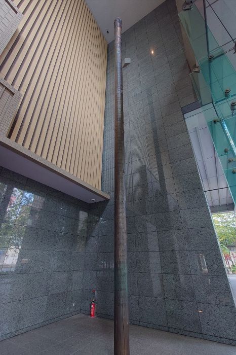 마루 빌딩 안에 소나무 말뚝 형상을 한 구조물. 2002~2100까지 숫자가 씌여 있다. /초고층빌딩 및 도시개발연구소 홈페이지