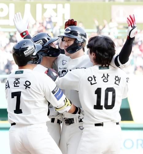 6일 경기에서 끝내기 안타를 친 SSG 오태곤(가운데)[SSG 랜더스 제공. 재판매 및 DB 금지]