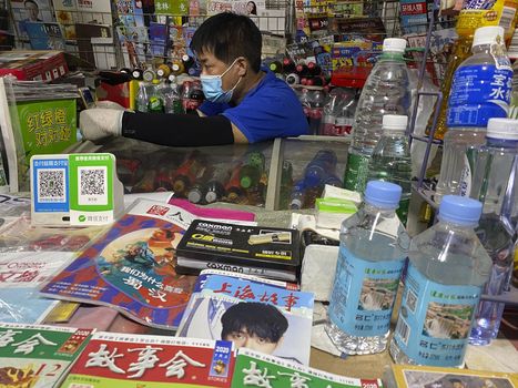 지난 7월 21일(현지 시간) 중국 베이징의 한 상점에 모바일 결제를 안내하는 QR코드가 붙어있다. /AP연합뉴스