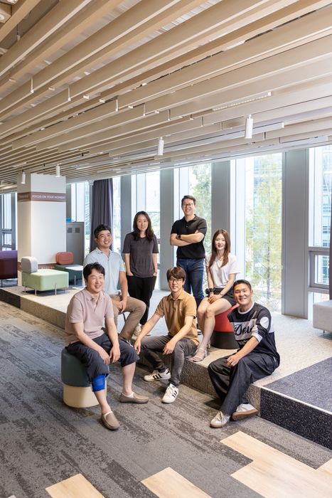 논문 주저자 나민수 SK텔레콤 6G개발팀장(왼쪽에서 두번째)을 비롯해 이번 논문 집필에 참여한 구성원들의 모습