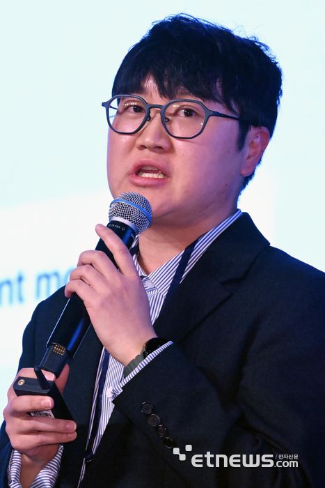 더존비즈온이 주최한 원AI 프리뷰 2026이 '예측에서 실행으로, 자동에서 자율로'를 주제로 10일 서울 중구 더플라자 호텔에서 열렸다. 장창섭 AWS 매니저가 'Generative AI at scale : 실전 도입부터 비즈니스 혁신까지'를 주제로 발표하고 있다.  이동근기자 foto@etnews.com