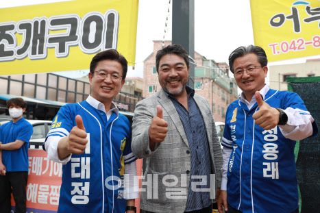 허태정 더불어민주당 대전시장 후보(왼쪽)가 29일 배우 이원종씨(가운데)와 함께 유성지역 전통시장 등을 돌며 유권자들에게 지지를 호소하고 있다. (사진=허태정 민주당 대전시장 후보 선거사무소)