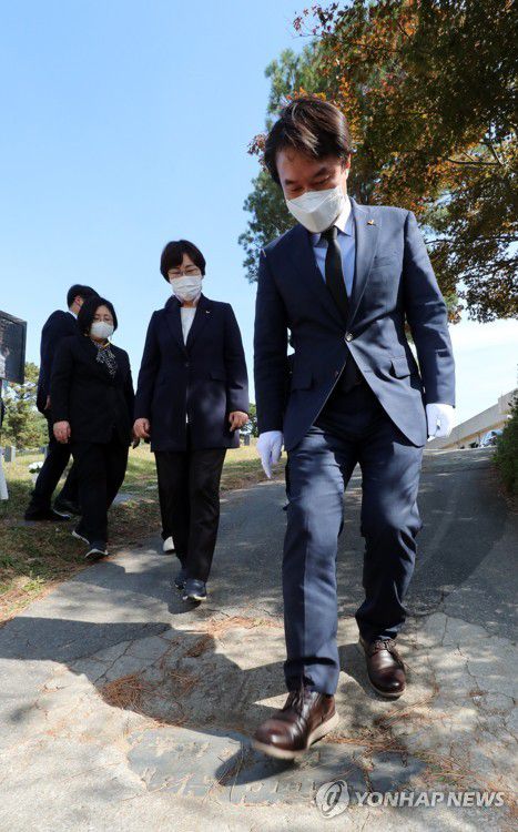 전두환 비석 밟는 김종철 대표(광주=연합뉴스) 박철홍 기자 = 정의당 김종철 대표가 19일 오전 광주 북구 민족민주 열사묘역(5·18 구묘역)을 찾아 묘지 입구 땅에 박혀 있는 전두환 비석을 힘껏 밟고 있다. 2020.10.19 pch80@yna.co.kr