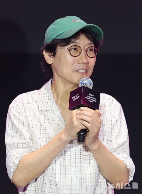 지난 6월 28일 한 행사에서 언론과 인터뷰를 하고 있는 황동혁 감독. 그는 한국어 조합인 '오징어 + 놀이' 대신 한국어와 영어의 조합인 '오징어 + 게임'을 택했다./뉴시스