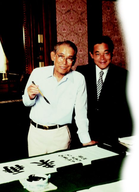 한국 재계를 대표하는 이건희 삼성그룹 회장이 25일 서울 강남구 일원동 삼성서울병원에서 별세했다. 향년 78세. 2014년 5월 급성 심근경색증으로 서울 용산구 이태원동 자택에서 쓰러진 뒤 6년 만이다. 사진은 고 이병철 삼성그룹 창업주(왼쪽)와 이건희 회장./삼성그룹 제공