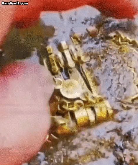 홍수에 떠내려간 귀금속을 찾는 주민들./엑스(X·옛 트위터)