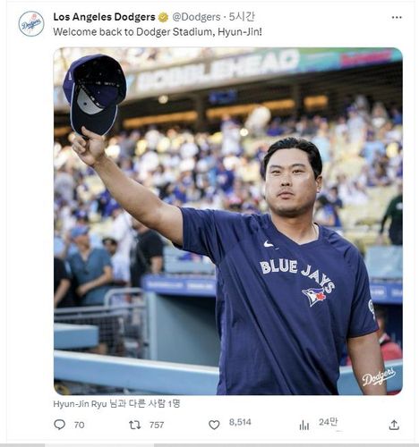 다저스 팬들에게 인사하는 류현진토론토 블루제이스 류현진이 26일(한국시간) 미국 캘리포니아주 로스앤젤레스 다저스타디움에서 열린 2023 미국프로야구 메이저리그 로스앤젤레스 다저스와 방문 경기를 앞두고 다저스 팬들에게 인사하고 있다. 이날 다저스는 환영 영상을 통해 4년 만에 다저스타디움을 방문한 류현진을 환영했다. [다저스 구단 소셜미디어 캡처. 재배포 및 DB금지]