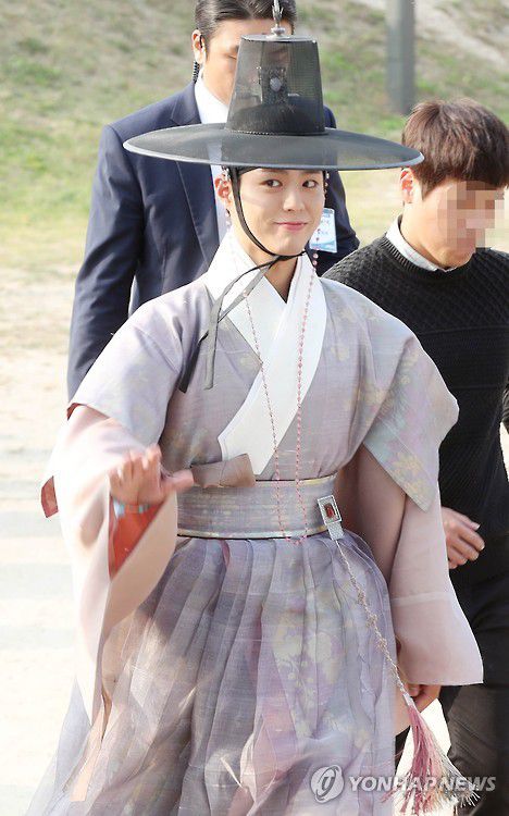 2016년 '경복궁에 나타난 세자' 박보검(서울=연합뉴스) 김수진 기자 = 2016년 10월 19일 배우 박보검이 서울 경복궁 흥례문 앞 광장에서 열린 KBS 드라마 '구르미 그린 달빛' 시청률 공약 이벤트 이행을 위해 팬사인회장으로 이동하고 있다. [연합뉴스 자료사진]