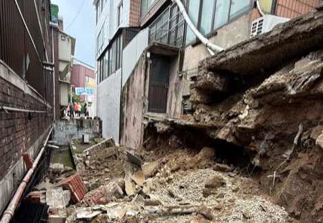 16일 오후 5시13분께 서울 강북구의 한 오래된 다세대 주택의 뒤편 주차장 쪽에 있는 길이 3.5m, 높이 2.5m 가량의 옹벽 형태의 담벼락이 무너졌다. 강북구청 제공