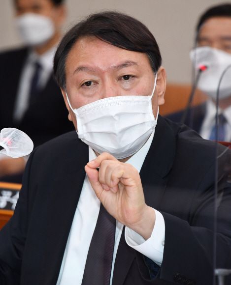 윤석열 검찰총장이 22일 국회에서 열린 법제사법위원회 대검찰청 국정감사에서 질의에 답변하고 있다. 2020. 10. 22 김명국 선임기자 daunso@seoul.co.kr