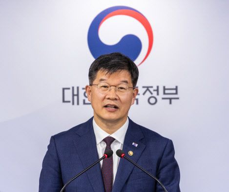 이기일 보건복지부 1차관이 지난 22일 오후 서울 종로구 정부서울청사에서 임시 신생아 번호 관리 아동 실태조사방안 등 아동학대와 관련한 대응 방안을 발표하고 있다.