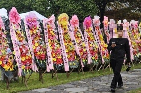 지난 18일 국회 사랑재에서 열린 최민희 더불어민주당 의원 딸의 결혼식장 앞에 피감기관들이 보낸 화환이 양옆으로 줄지어 있다./송복규 기자