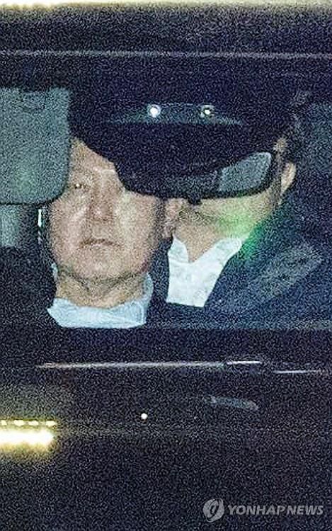 서울 구치소 향하는 윤석열 대통령(의왕=연합뉴스) 김성민 기자 = 내란 우두머리 혐의로 고위공직자범죄수사처에 체포돼 첫날 조사를 마친 윤석열 대통령이 15일 오후 경기 의왕시 서울구치소로 향하고 있다. 2025.1.15 [공동취재] ksm7976@yna.co.kr