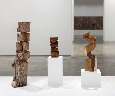 ‘전기톱을 든 할머니 조각가’ 김윤신의 나무 조각 작품. 김윤신 작가 제공