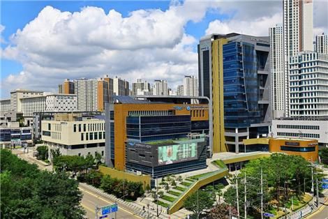 인천시는 남동정수장의 정수지 유입밸브 교체공사 및 흡수정 청소를 위해 17∼20일 정수장 가동을 일시 중단하지만 단계별 수계전환을 통해 수돗물을 정상 공급할 예정이다. 사진은 인천시 상수도사업본부 전경. 인천시 제공.