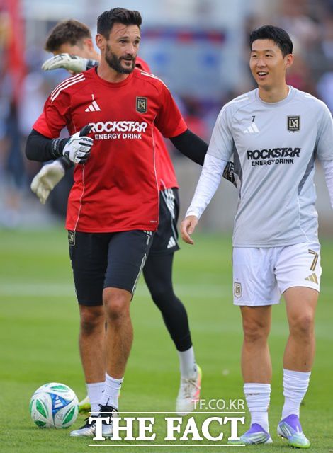 토트넘에서 한솥밥을 먹었던 골키퍼 위고 요리스(왼쪽)와 LAFC에서 재회한 손흥민이 밝게 웃고 있다./LAFC