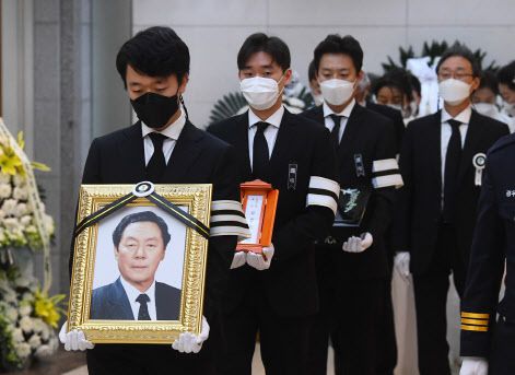 고(故) 신춘호 농심 회장 발인이 30일 오전 서울 종로구 서울대병원 장례식장에서 엄수된 가운데 유가족과 관계자들이 고인의 영정을 모시고 있다.(사진=이영훈 기자)