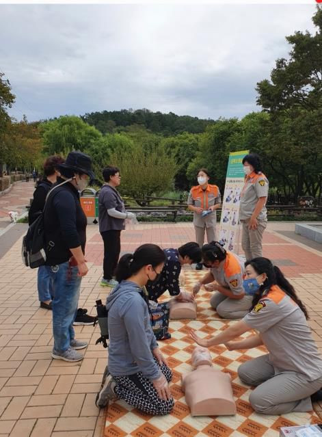 심폐소생술 교육하는 고순옥 씨[고순옥 씨 제공. 재판매 및 DB 금지]
