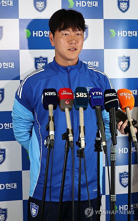 2026시즌 각오 밝히는 김영권(영종도=연합뉴스) 김인철 기자 = 울산HD 김영권이 6일 인천국제공항 제2여객터미널에서 동계 전지훈련 출국에 앞서 인터뷰를 하고 있다. 2026.1.6 yatoya@yna.co.kr
