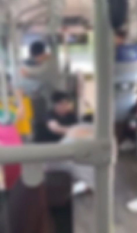 버스 안에서 80대 노인을 폭행하던 20대 남성을 말리다가 자신 역시 폭행 혐의를 받고 벌금을 내게 됐다는 사연이 전해졌다. 사진은 사건 당시 상황. [사진=온라인 커뮤니티]