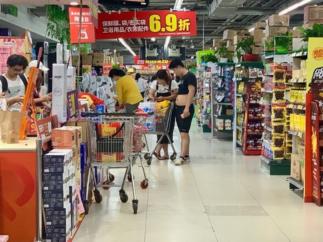 2019년 7월 23일 중국 베이징의 마트에서 한 남성이 검은색 티셔츠를 걷어올리고 배를 드러낸 채 쇼핑을 하고 있다. 에어컨이 켜져 있는 실내에서도 ‘베이징 비키니’ 차림의 남성을 자주 볼 수 있다. /베이징=김남희 특파원