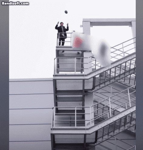 샤오미 레이쥔 회장이 전기차 배터리팩 하단에 적용한 코팅 기술을 홍보하기 위해 실험을 하고 있다./더우인