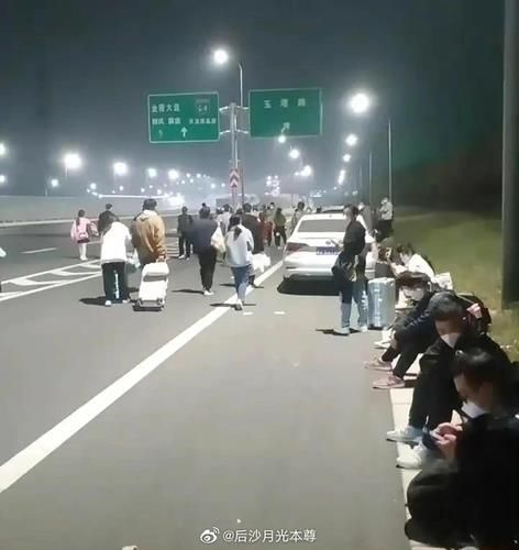 고향으로 돌아가는 폭스콘 노동자 추정 인력들[홍콩 SCMP 캡처. 재판매 및 DB 금지]