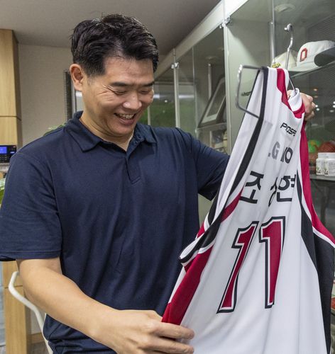 선수 시절 유니폼 든 창원 LG 조상현 감독(서울=연합뉴스) 황광모 기자 = 프로농구 창원 LG의 28년 만의 우승을 이끈 조상현 감독이 21일 서울 강남구 KBL에서 연합뉴스와 가진 인터뷰에 앞서 전시된 자신의 LG 선수 시절 유니폼을 발견한 뒤 설명하고 있다. 2025.5.21 hkmpooh@yna.co.kr