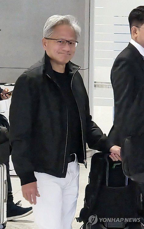엔비디아 젠슨 황, 인천공항 입국…15년만에 방한(영종도=연합뉴스) 나확진 기자 = 아시아태평양경제협력체(APEC) 정상회의를 계기로 방한하는 젠슨 황 엔비디아 최고경영자(CEO)가 30일 인천국제공항을 통해 입국하고 있다. 2025.10.30 rao@yna.co.kr