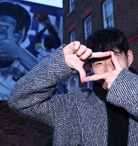 자신의 모습이 담긴 벽화 앞에서 찰칵 세리머니를 펼치는 손흥민[토트넘 홋스퍼 SNS 캡처. 재판매 및 DB 금지]