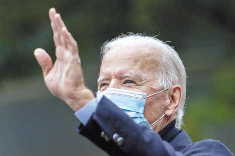 27일(현지시간)로 제46대 미국 대통령 선거가 일주일 앞으로 다가왔다. 공화당의 도널드 트럼프(위쪽) 대통령과 민주당의 조 바이든 후보는 26일 각각 펜실베이니아주 앨런타운과 체스터를 찾아 유권자들에게 지지를 촉구했다. 펜실베이니아주는 위스콘신주, 미시간주와 함께 ‘러스트벨트(쇠락한 북동부 공업지대)’3개주로 불리며 미 대선의 향방을 결정짓는 최대 경합주로 꼽힌다. 마스크를 착용한 바이든 후보와 트럼프 대통령이 대비된다. [AP]