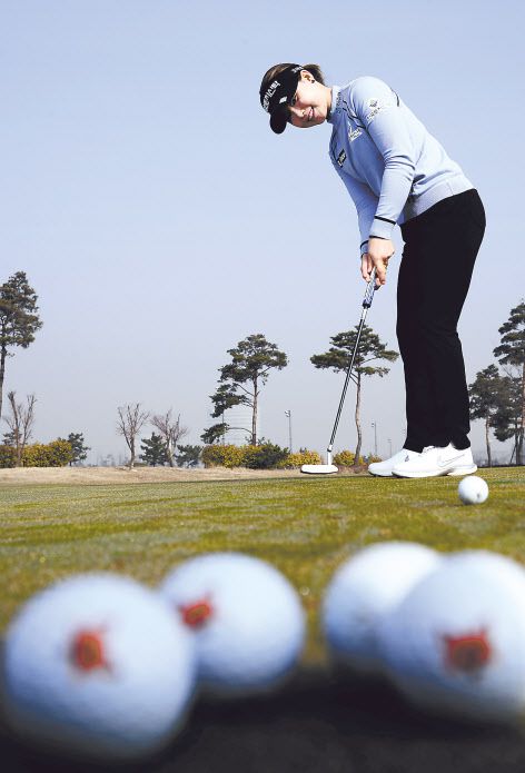 임희정이 인천 청라 베어즈베스트골프클럽에서 인터뷰를 마친 뒤 퍼팅연습을 하는 모습. 볼에 새겨진 그림이 사막여우다. 박해묵 기자