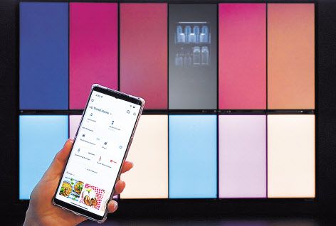 LG 씽큐 사용자는 LG전자가 아닌 다른 회원사 제품을 앱에 등록해 제어할 수 있게 된다. 다른 회원사 스마트홈 플랫폼 사용자 역시 무드업 냉장고를 앱에 등록해 냉장고 온도를 확인할 수 있다. [LG전자 제공]