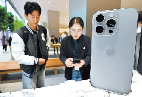 애플 아이폰15 시리즈 국내 공식 출시일인 13일 서울 중구 명동 애플스토어에서 고객이 아이폰15를 살펴보고 있다. [임세준 기자]