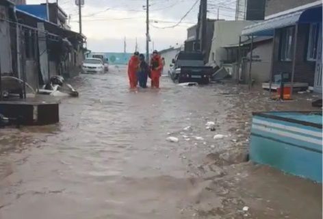 3일 내린 폭우로 침수피해가 난 울진군 죽변면에서 소방대원이 주민을 대피시키고 있다. 경북소방본부 제공