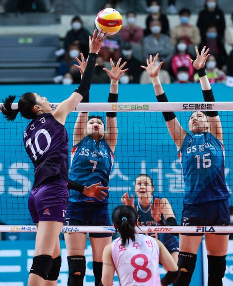 11일 오후 서울 장충체육관에서 열린 도드람 2020-2021 V리그 배구 여자부 흥국생명과 GS칼텍스의 경기에서 흥국생명 김연경이 GS 칼텍스의 블로킹을 피해 공격을 펼치고 있다.
