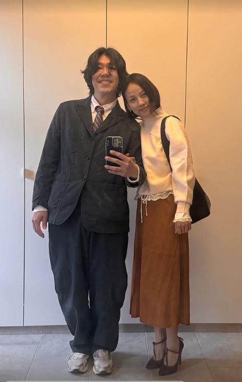 남편 이상순과 함께 거울 셀카를 촬영한 이효리(우측)