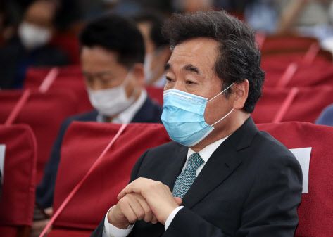 이낙연 전 국무총리가 신종 코로나 바이러스 감염증(코로나19) 확산과 관련, 정부와 여당이 2차 재난지원금에 대해 시급히 협의해야한다고 강조했다.(사진=뉴시스)
