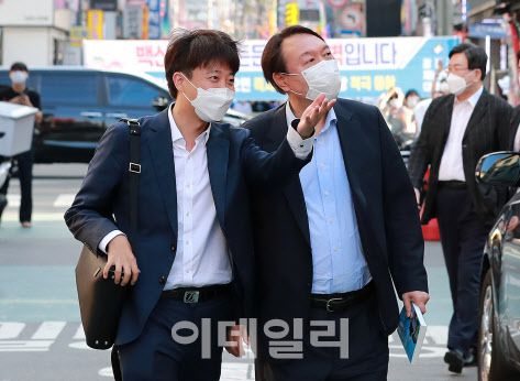 이준석 국민의힘 대표와 윤석열 전 검찰총장이 25일 오후 서울 광진구 건대맛의거리에서 ‘치맥회동’을 하기 위해 음식점으로 향하고 있다.(사진=국회사진취재단)