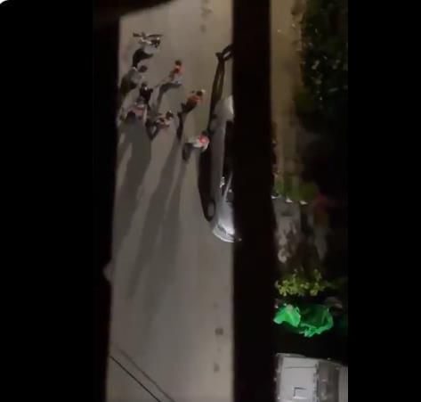 경찰들이 의식을 잃은 듯한 남성을 마구 폭행한 뒤 어디론가 끌고 가는 모습. [트위터 캡처. 재판매 및 DB 금지]