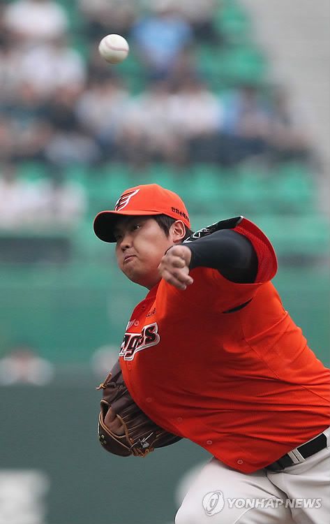 역투하는 류현진(인천=연합뉴스) 하사헌 기자 = 28일 오후 인천 문학구장에서 열린 프로야구 SK-한화 경기. 한화 선발투수 류현진이 힘차게 공을 던지고 있다. 2011.6.28 toadboy@yna.co.kr