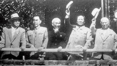 1959년 10월 1일 중국 베이징에서 열린 열병식에 참석한 김일성 북한 주석, 저우언라이 중국 국가부주석, 호찌민 베트남 국가주석, 마오쩌둥 중국 국가주석, 니키타 흐루쇼프 소련 공산당 서기장(왼쪽부터)이 손을 흔들고 있다. [사진 = 바이두 캡처]