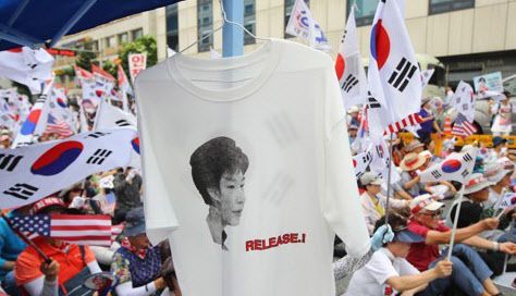 2017년 8월 22일 오후 서울 여의도 자유한국당 당사 인근에서 열린 8차 태극기집회에서 박근혜 전 대통령의 석방을 촉구하는 티셔츠가 판매되고 있다 (사진=연합뉴스)